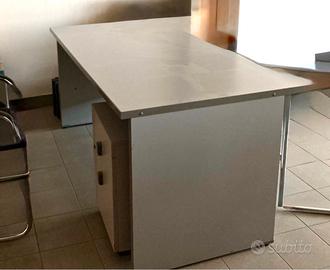 Scrivania con cassettiera