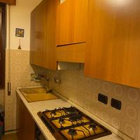 Cucina con tavolo e sedie