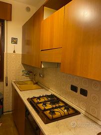 Cucina con tavolo e sedie