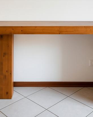 Bancone in legno con sgabelli