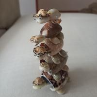 Scultura di tartarughe realizzata con conchiglie 