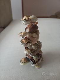 Scultura di tartarughe realizzata con conchiglie 