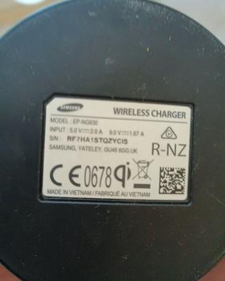 Caricabatterie wireless Samsung da tavolo.