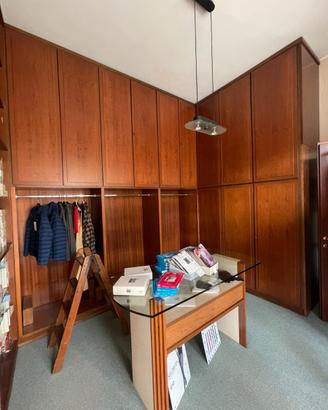 Mobilio negozio di abbigliamento