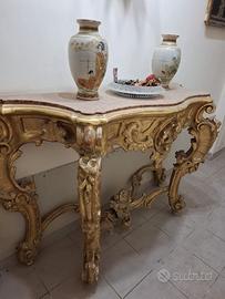 Consolle e lampade dorate