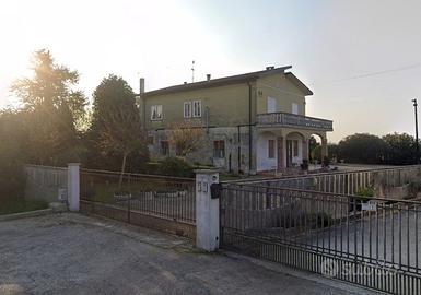 Casa bifamiliare + 18.000 mq di terreno agricolo