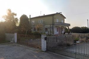 Casa bifamiliare + 18.000 mq di terreno agricolo