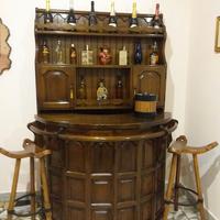 Mobile bar con sgabelli