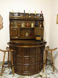 Mobile bar con sgabelli