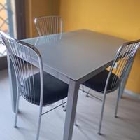 tavolo in vetro e sedie