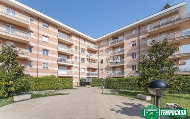 AMPIO APPARTAMENTO CON TERRAZZI , BOX E CANTINA