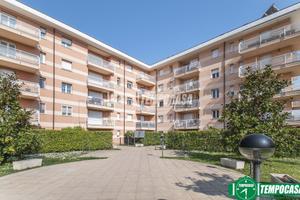 AMPIO APPARTAMENTO CON TERRAZZI , BOX E CANTINA
