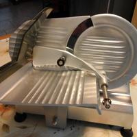 Affettatrice elettrica "compatta"FAC lama 19,5 cm.