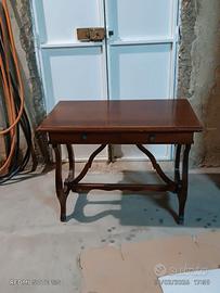 Scrivania in legno antico
