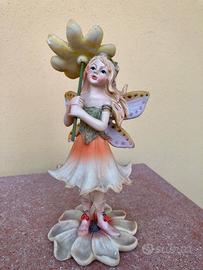 Statua fatina arancione con fiore