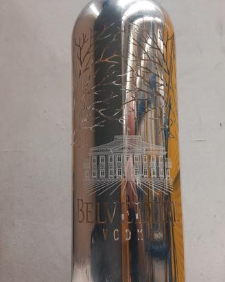 bottiglia vuota belvedere vodka  illuminata 