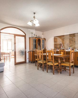 Villetta a schiera trilivelli doppio cortile