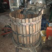 Torchio per uva. pompa splellatrice diraspatrice r