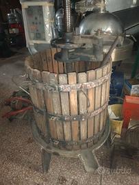 Torchio per uva. pompa splellatrice diraspatrice r