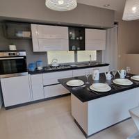 Cucina componibile con isola con elettrodomestici