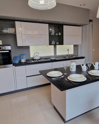 Cucina componibile con isola con elettrodomestici