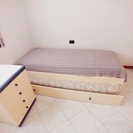 DOPPIO LETTO SINGOLO E COMODINO.