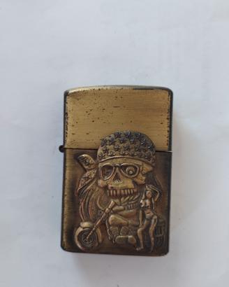 accendino vintage con teschio