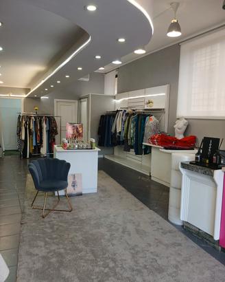 Arredo negozio abbigliamento completo  500€
