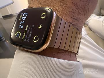 apple watch serie 10 con bracciale a maglie oro