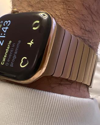 apple watch serie 10 con bracciale a maglie oro