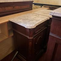 Comodini antichi con marmo