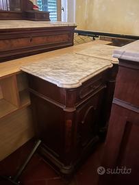 Comodini antichi con marmo