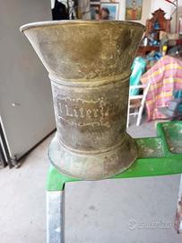 antico misuratore di capacita in bronzo