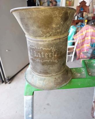 antico misuratore di capacita in bronzo