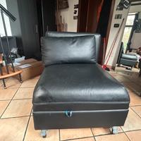 Poltrona nera con contenutore