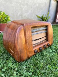 Radio d'epoca in legno