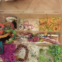 scatola con elastici per fare braccialetti