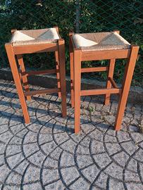 2 sgabelli in legno impagliati.