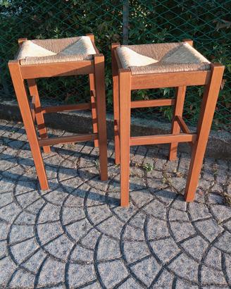 2 sgabelli in legno impagliati.