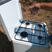 Stufa a gas con forno 4 fuochi. Perfetta. 