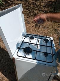 Stufa a gas con forno 4 fuochi. Perfetta. 