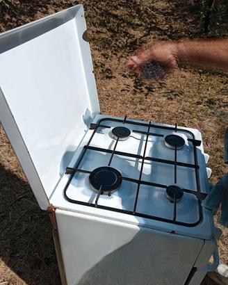 Stufa a gas con forno 4 fuochi. Perfetta. 