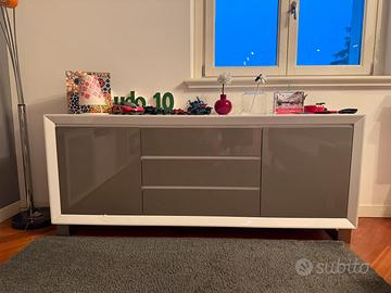 Credenza bianca e grigia
