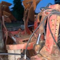 Aratro bivomero reversibile