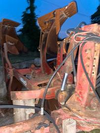 Aratro bivomero reversibile