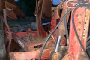 Aratro bivomero reversibile