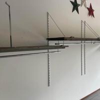 Vecchie finestre con bastone appendiabiti