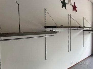 Vecchie finestre con bastone appendiabiti