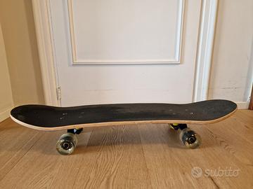 TAVOLA SKATEBOARD IN LEGNO RUOTE LUMINOSE USATO