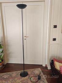 Lampada piantana in  acciaio